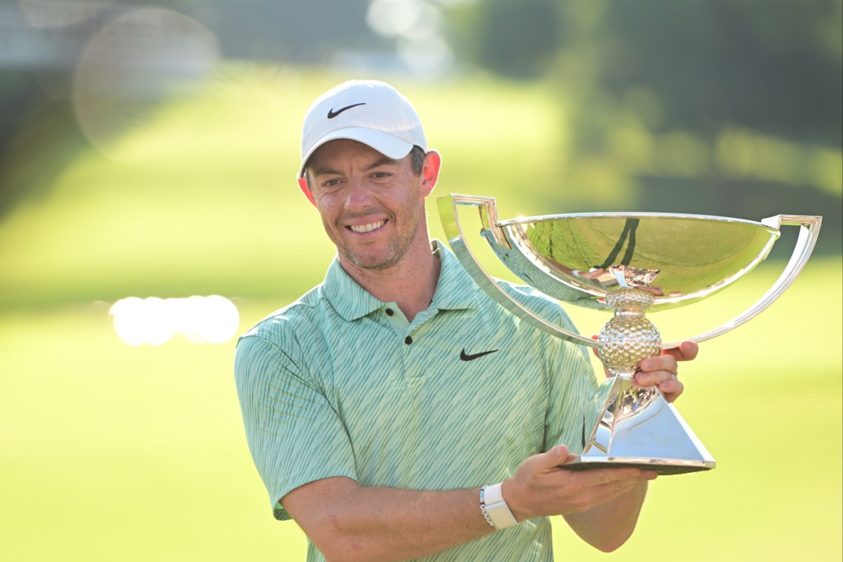 Golf_PGA TOUR FedExCup Playoffs_Rory McIlroy with the FedExCup Trophy