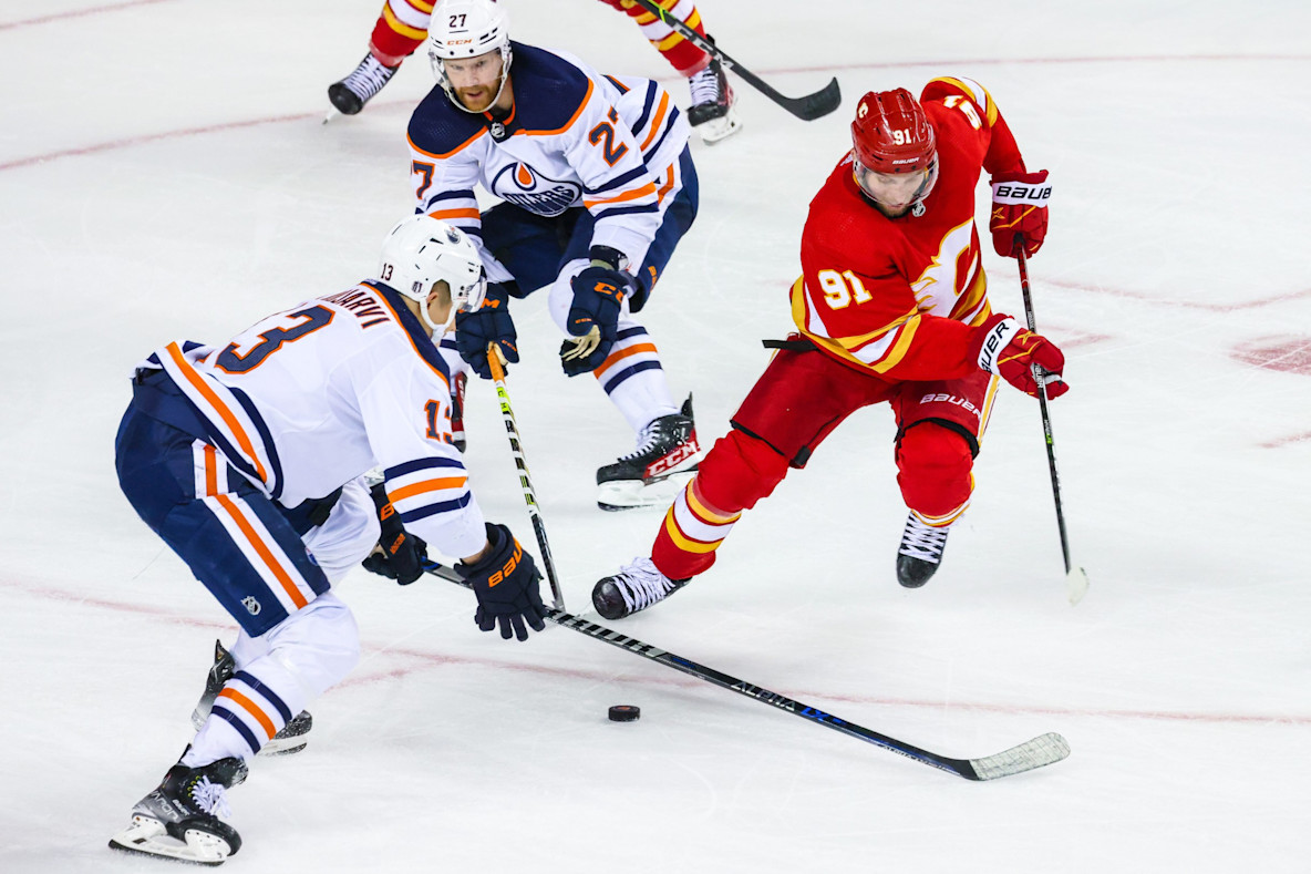 Hockey_NHL_Stanley Cup Calgary Flames center Calle Jarnkrok and Edmonton Oilers right wing Jesse Puljujarvi